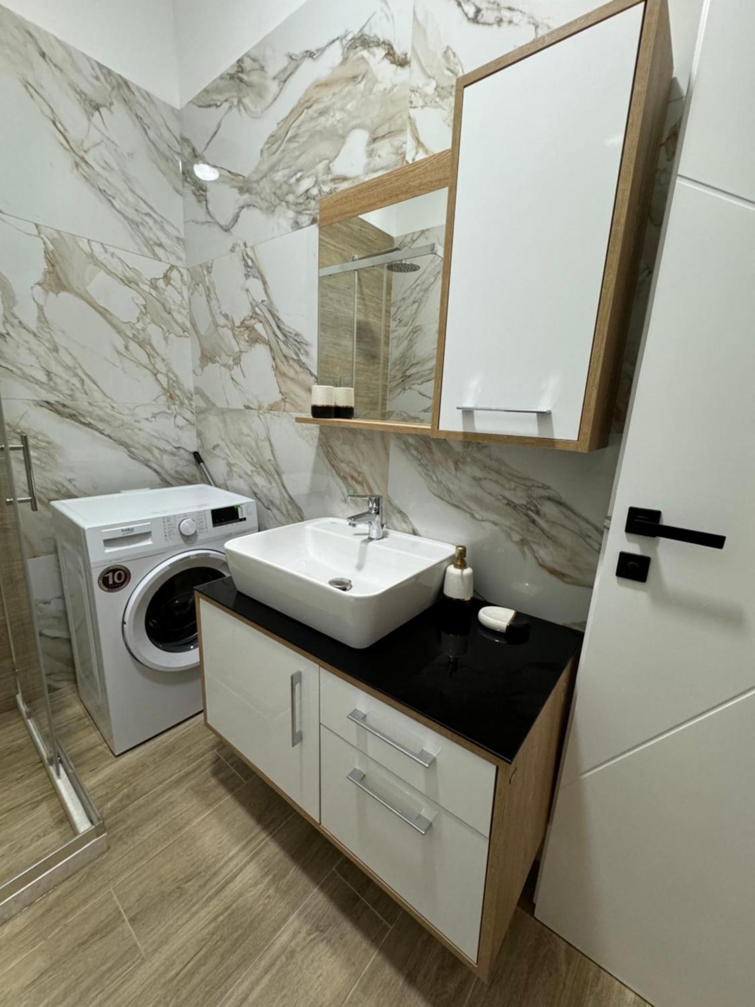 Isla'S Luxurious Seaside Apartments Дуррес Екстер'єр фото